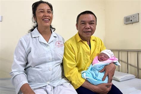 Địt mẹ kế bất ngờ từ phía sau .